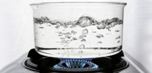 Đun nước ion kiềm bị đóng cặn trắng